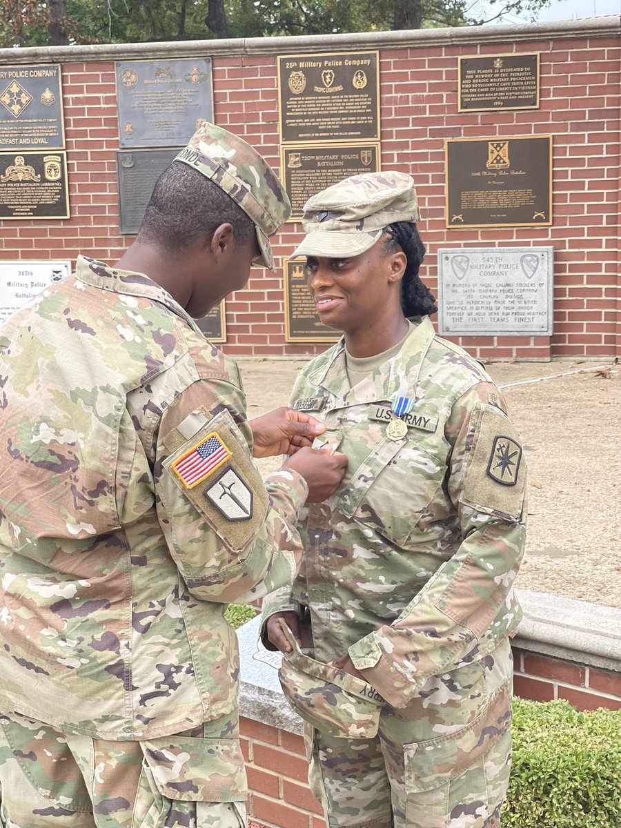 B795Bulldogs's tweet photo. Outstanding achievements today, three of our Bravo company Cadre promoted to the next rank. SSG Ortega and SSG Seager promoted to the rank of SFC, and SPC Dolberry was laterally promoted to CPL! #Bulldogs

@G6_795th @G7_795_MP https://t.co/Jyl8uOP5if