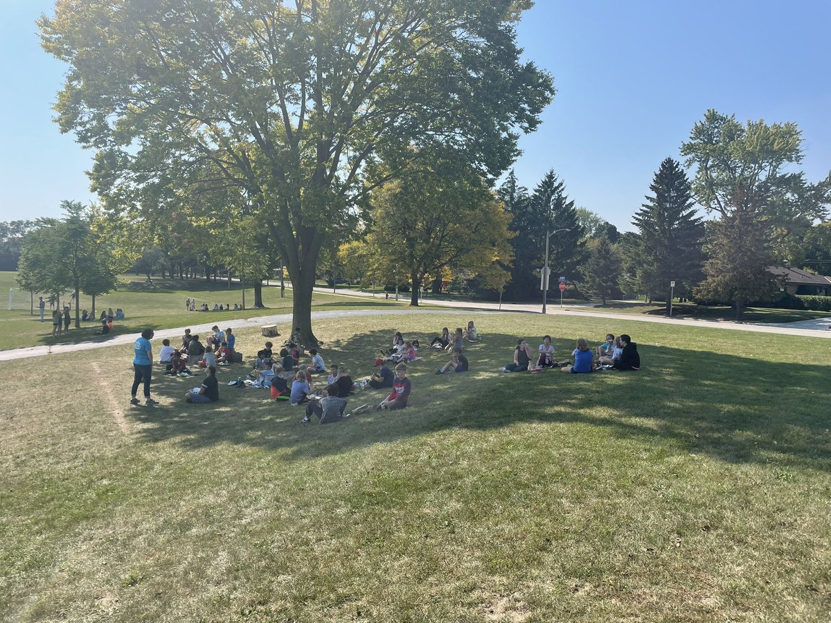 ebertjess's tweet photo. A perfect day to bring lunch outdoors. @TosaMontessori☀️ https://t.co/oplPyk0Lc0