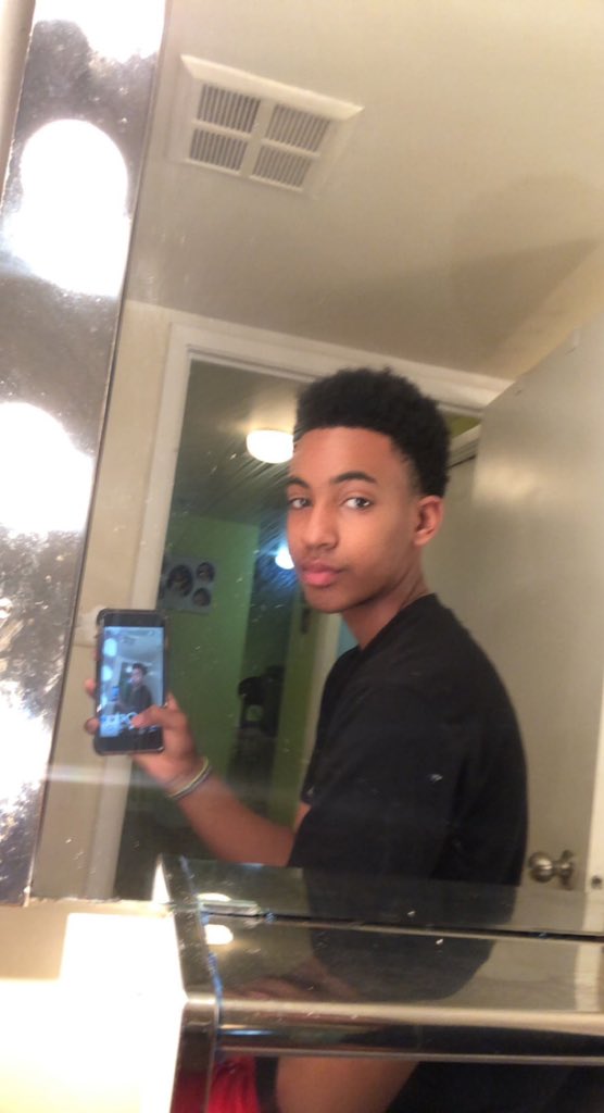 Im 6’2 believe me pls tweet media