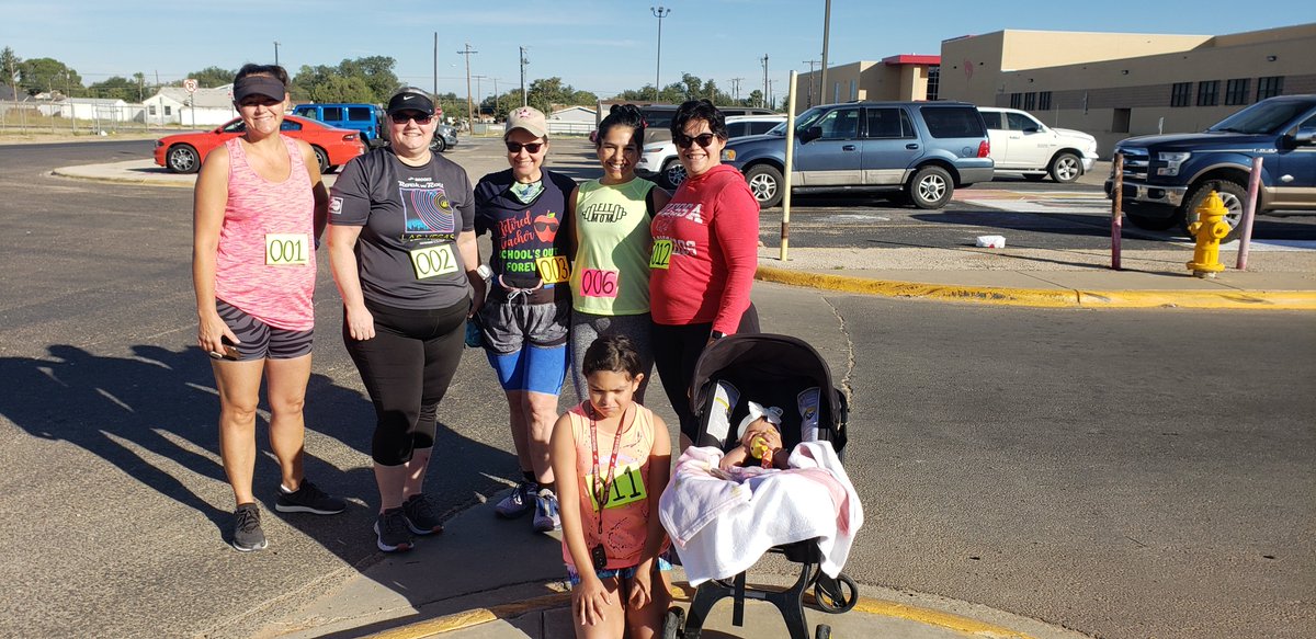 OHSSIP's tweet photo. Super late w/ this post but our run last weekend was a success!! Thanks to all the students and teachers who participated &amp; helped!!
#bronchosgiveback #sipgivesback #benefitrun #gratefallrun https://t.co/k41wIelPEL