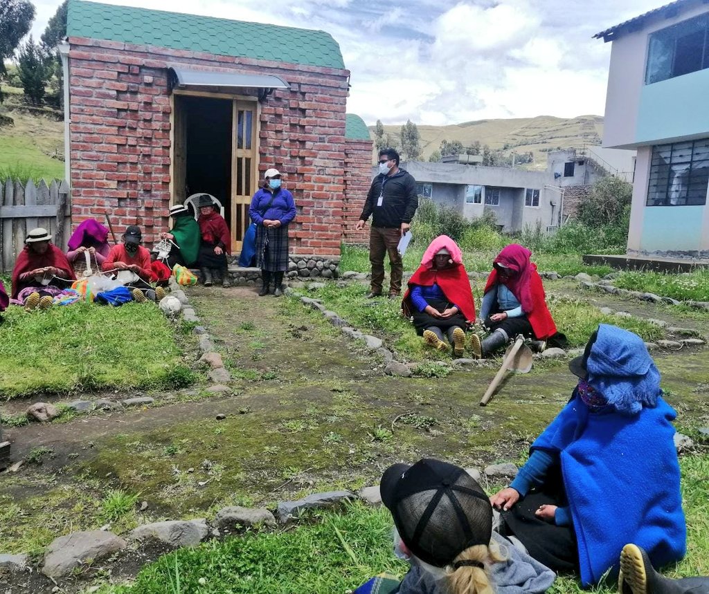 ¡Continuamos fortaleciendo las #OEPS en #Chimborazo! En la parroquia #SanAndrés, nuestro equipo técnico zonal 3 brindó asesoría a la Asociación de Mujeres de Puligui para mejora de sus procesos de producción y comercialización de artesanías elaboradas con lana de borrego y alpaca