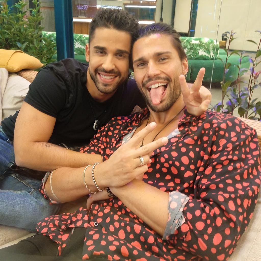 MiguelFrigenti's tweet photo. ¿Quién me lo iba a decir a mi?. Entré con prejuicios sobre él y he descubierto lo especial que es. Luca es un tío sensible, generoso y que se moja. Fiel a lo que siente y protector con los suyos. Gracias por abrirme tu corazón. 🇮🇹 ❤️ https://t.co/zfHIqIAfEW