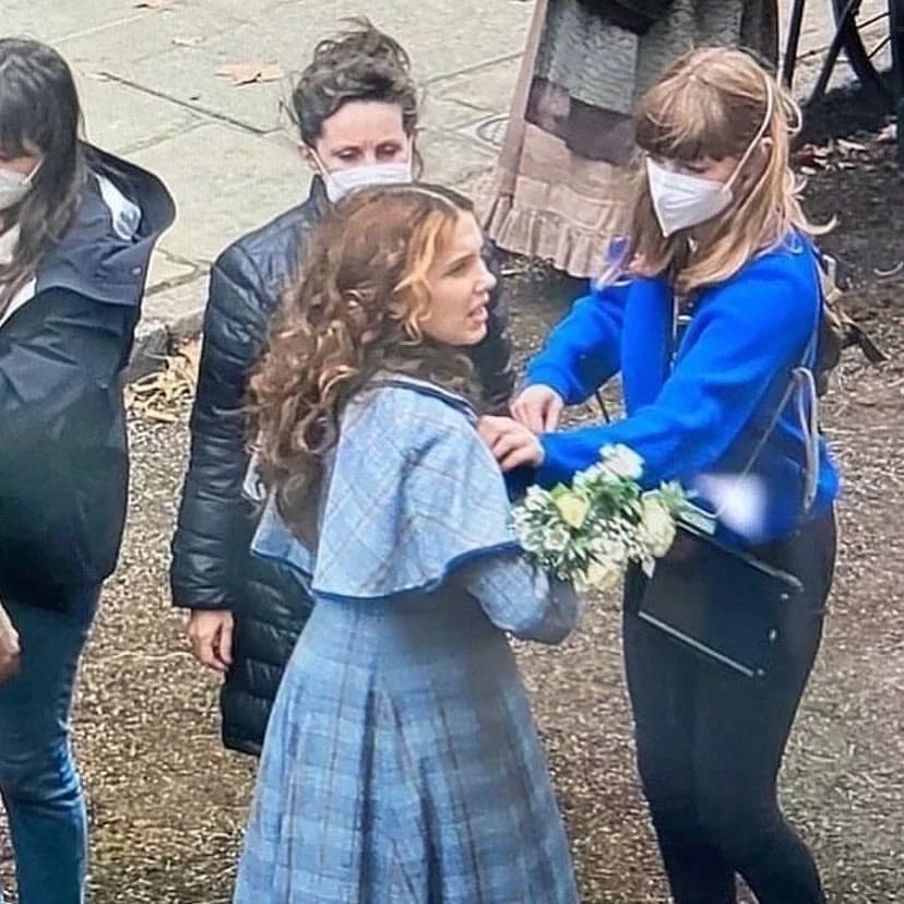 milliebbrownbrs's tweet photo. Fotos da Millie Bobby Brown no set de Enola Holmes 2 hoje em Londres 

© g.allifreyas / euphszn https://t.co/sw3NXFQw11