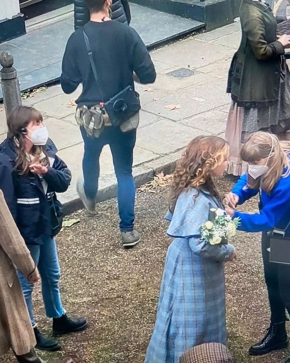milliebbrownbrs's tweet photo. Fotos da Millie Bobby Brown no set de Enola Holmes 2 hoje em Londres 

© g.allifreyas / euphszn https://t.co/sw3NXFQw11