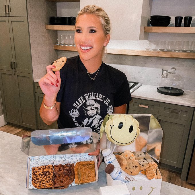 tiffstreats's tweet photo. In honor of World Smile Day, weβre celebrating by continuing to #bakeitforward π Send cookies to someone youβre grateful for today and make them smile. ππͺ #TiffsTreats #WorldSmileDay #cookies
πΈ @_ItsSavannah_ https://t.co/sHdXX0zFsr