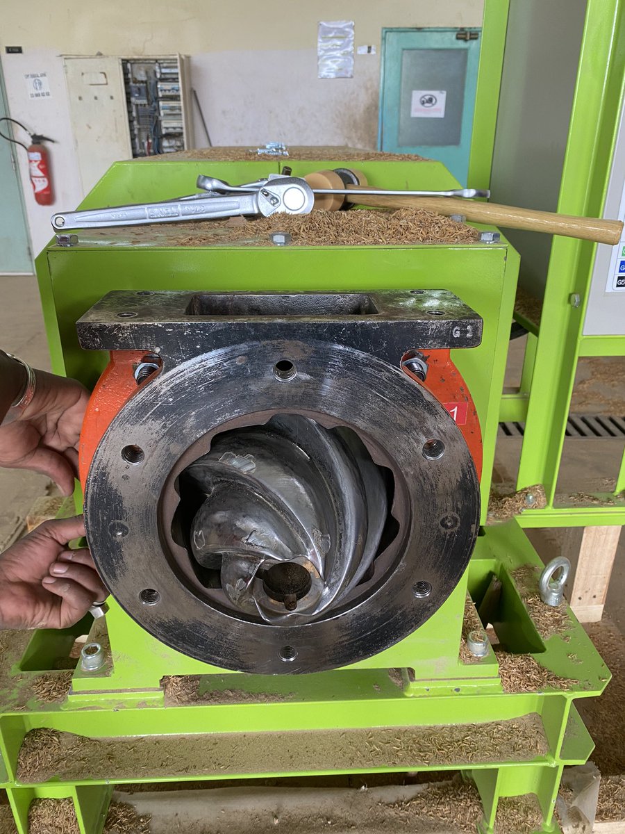 TontonVert's tweet photo. La production de bio combustible à base de balle de riz est désormais possible
La machine a été testée aujourd’hui au CFPT
Une grande innovation pour la réutilisation de la balle de riz au Sénégal.
Merci @alydiabdiop pour l’invitation et les travaux .
#TeamWorker https://t.co/doiFkpAGqL