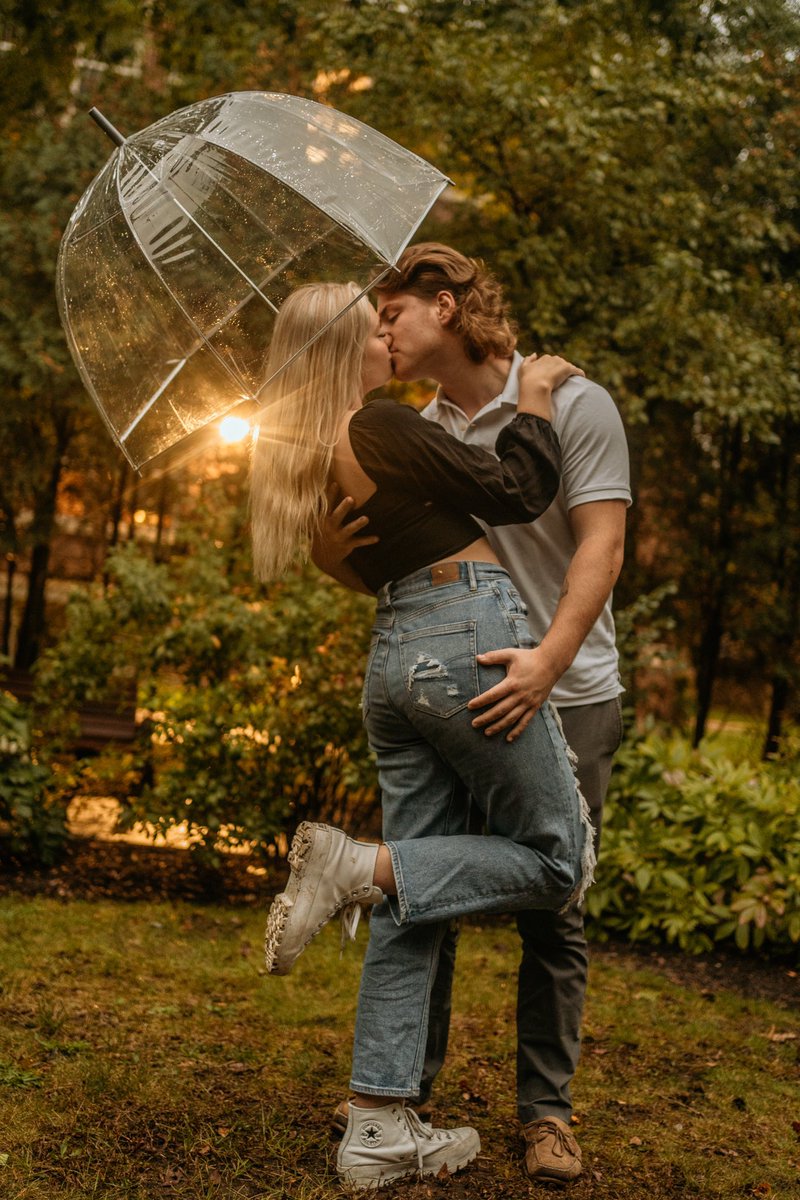 jadaflanagan18's tweet photo. kissin in the rain typa love https://t.co/EmlmV1jkLB