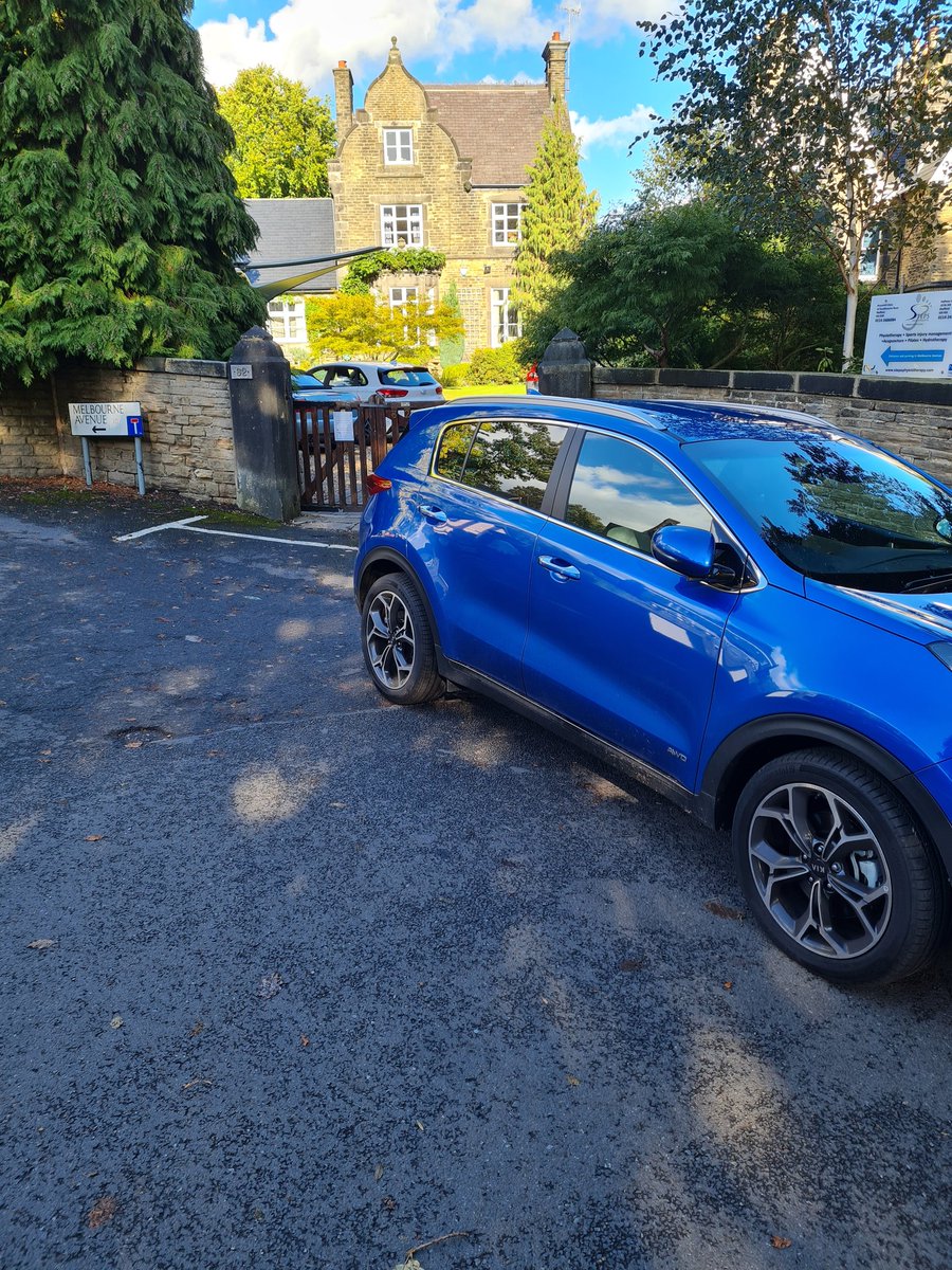 ProfJonBeard's tweet photo. Uncaring parents at Sheffield High School risking the lives of schoolkids by parking their cars so badly. I hope your children grow up to be responsible adults despite your poor example. https://t.co/Gsdy5eTJZg