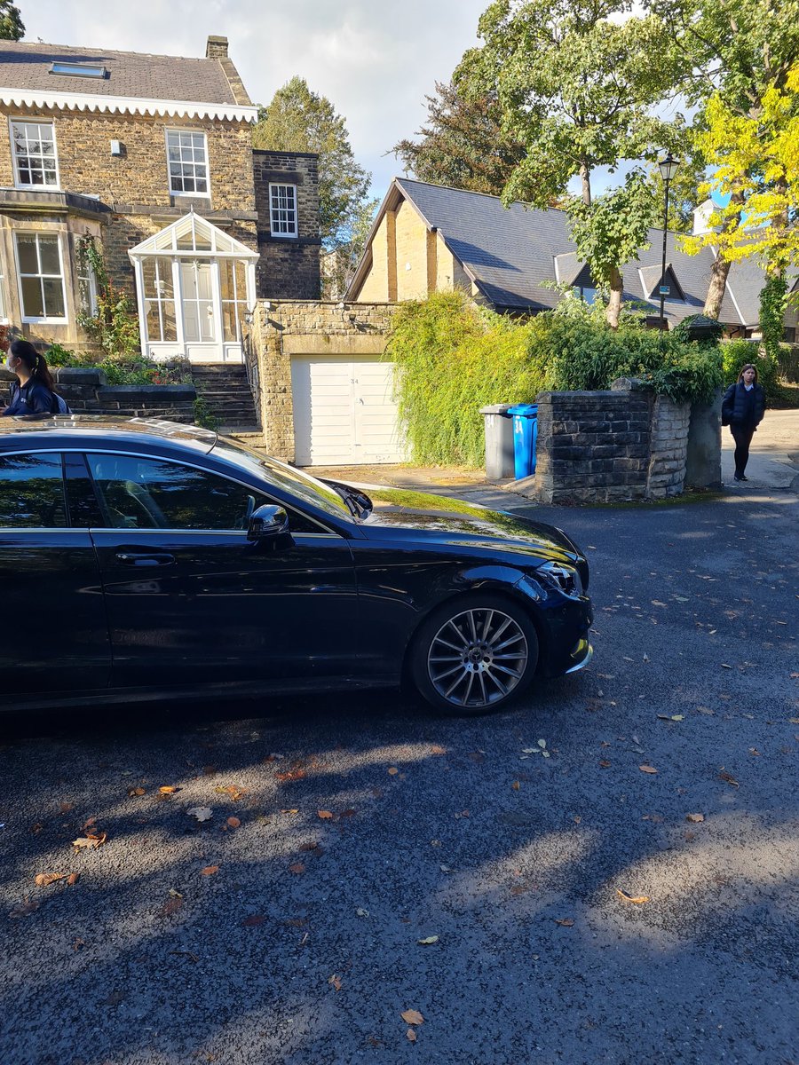 ProfJonBeard's tweet photo. Uncaring parents at Sheffield High School risking the lives of schoolkids by parking their cars so badly. I hope your children grow up to be responsible adults despite your poor example. https://t.co/Gsdy5eTJZg
