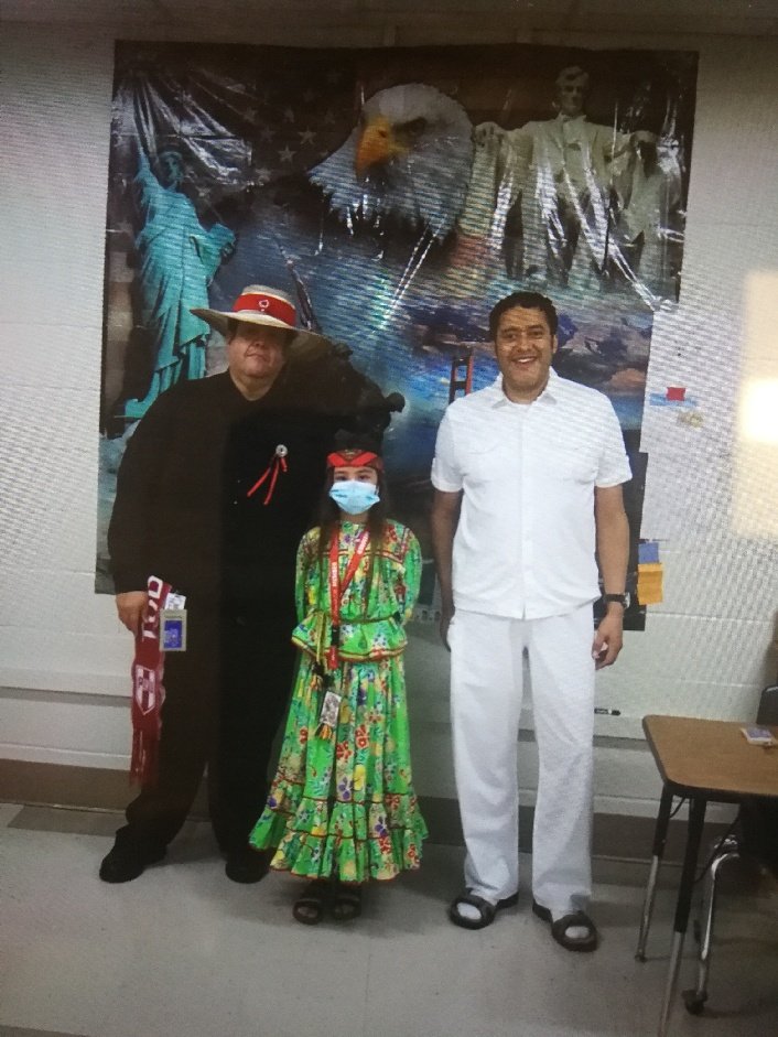 Our Social Studies Dual Language teachers Mr. Soto and Mr. Serrano <a href="/TomasSe37673838/">Tomas Serrano</a> celebrate #HispanicHeritage pride with their students <a href="/IrvingISD/">Irving ISD</a> 
#myIrvingISD
