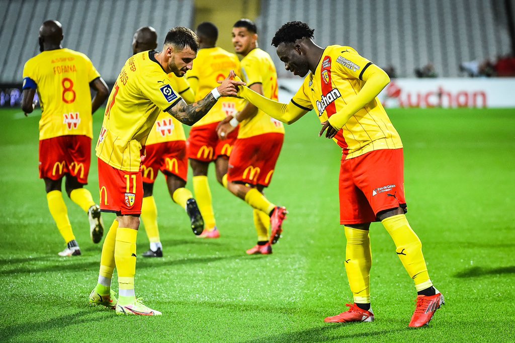 ActuFoot_'s tweet image. LENS  2-0  REIMS

⚽️ Kalimuendo (sp)
⚽️ Kalimuendo

Le RC Lens conforte sa deuxième place !