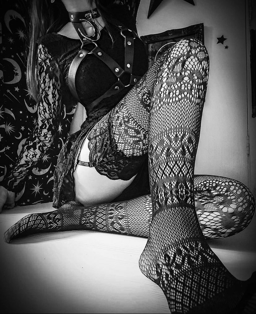 ☾ Selene;
          noun.
        Definition: goddess of the moon.

☽ Alternative model.
☽ People kisser.
☽ Baby witch. 
☽ Soul collector.
☽ Foodie.
☽ Horror enthusiast.
☽ Can be nsfw.

                       18+

horrcrwhcre.carrd.co

                       rt &amp; fav