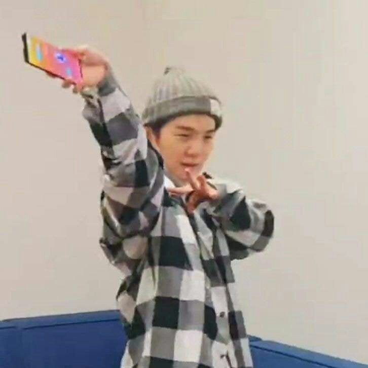 hopeglr's tweet image. min yoongi é o tipo de amigo que..  -a thread