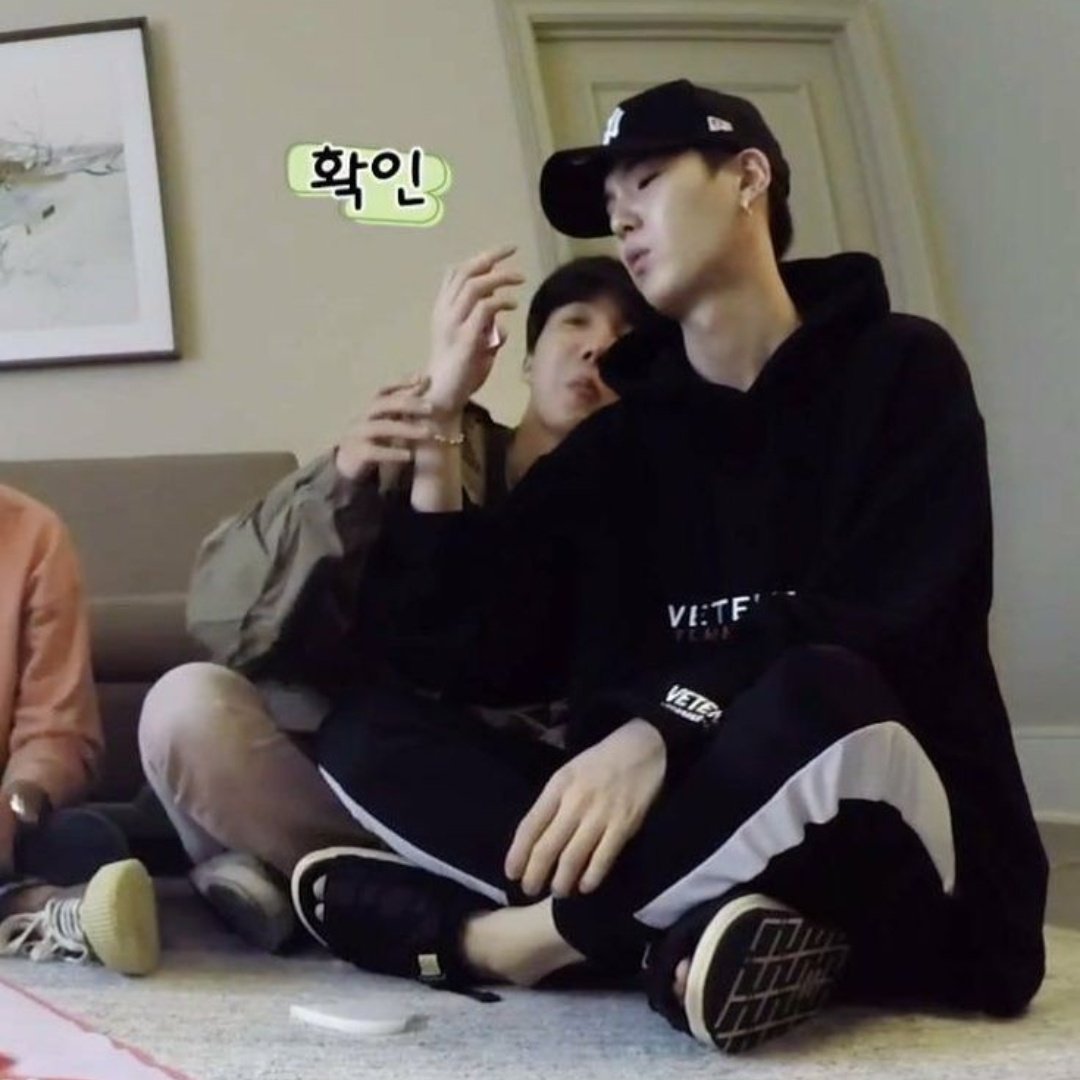 hopeglr's tweet image. min yoongi é o tipo de amigo que..  -a thread