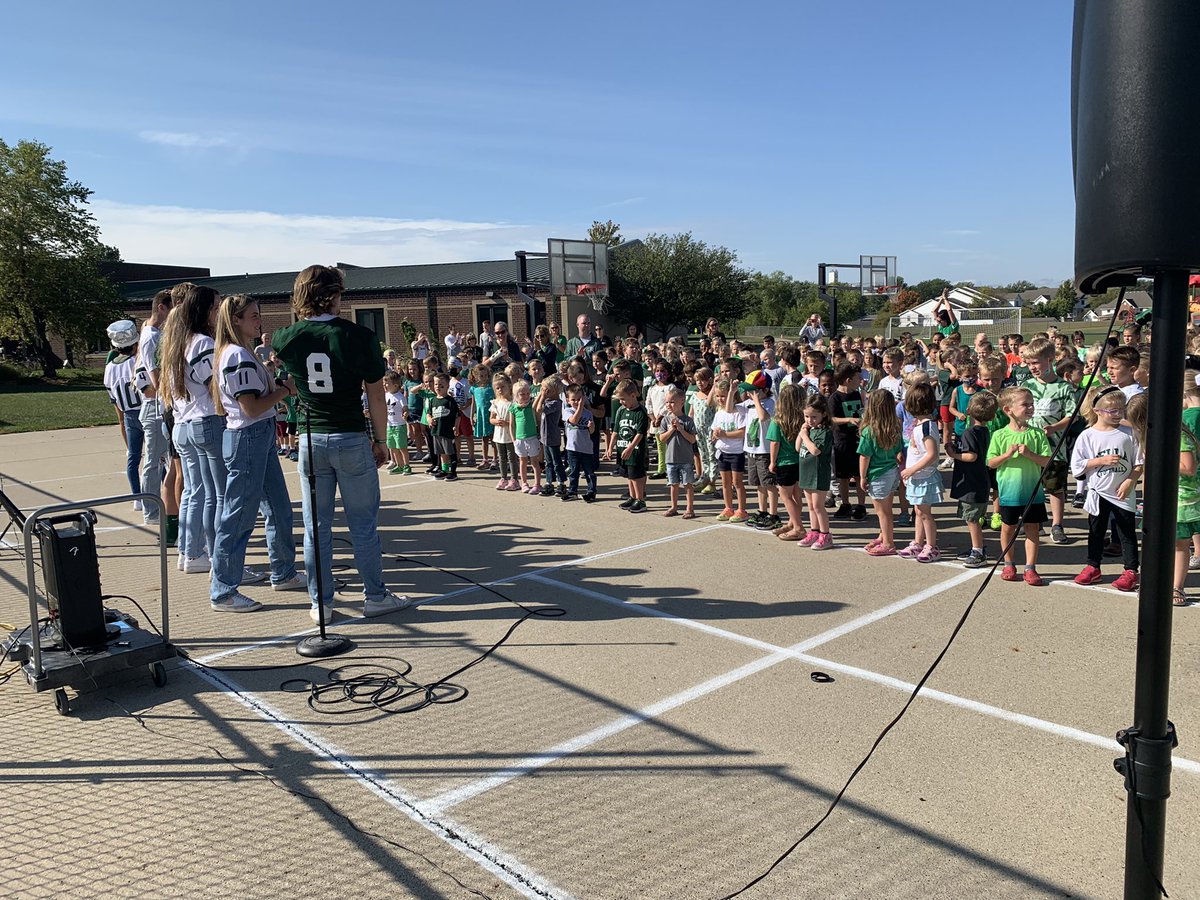 MadisonElemPCSD's tweet photo. Homecoming Assembly! Thanks for coming @pellahigh https://t.co/rfWZBpjyHr