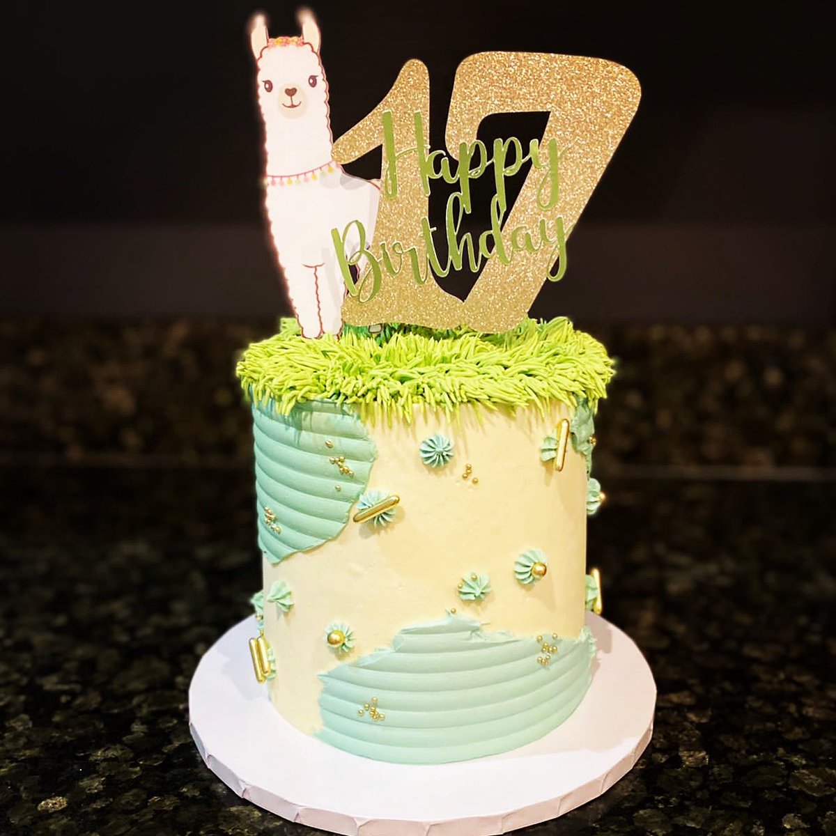 AnsteyAlpacas's tweet photo. Wow, such a beautiful alpaca birthday cake for my amazing daughter.
Cake made by @abbiejoannecakedesign (check out her page for lots of different lovely cake designs). #supportlocalbusiness #ansteyalpacas #alpacasofinstagram #alpacacake https://t.co/mH313Z82LX