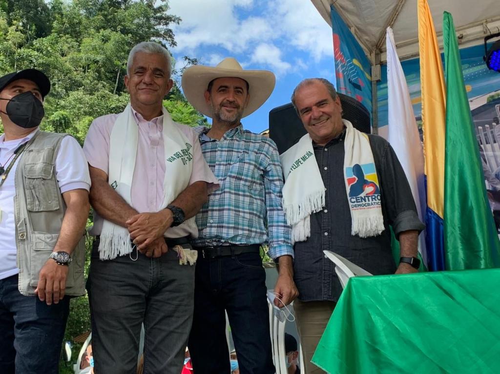 #GestiónCámara #AEstaHora El Gobierno a través de <a href="/InviasOficial/">Invías</a> <a href="/juanesgil1/">Juan Esteban Gil Ch</a> anuncia viabilización de la vía Dorada - Sonsón, 230 mil millones para esta mega obra. Gestión acompañada en <a href="/CamaraColombia/">Cámara de Representantes de Colombia</a> por representantes <a href="/FelixChica/">Félix Chica Correa</a> <a href="/GermanBlancoA/">German Blanco A</a> <a href="/FernandoChano1/">Fernando Gómez, Chano</a> <a href="/CesarEugenioMR/">Cesar Eugenio Martínez Restrepo</a>