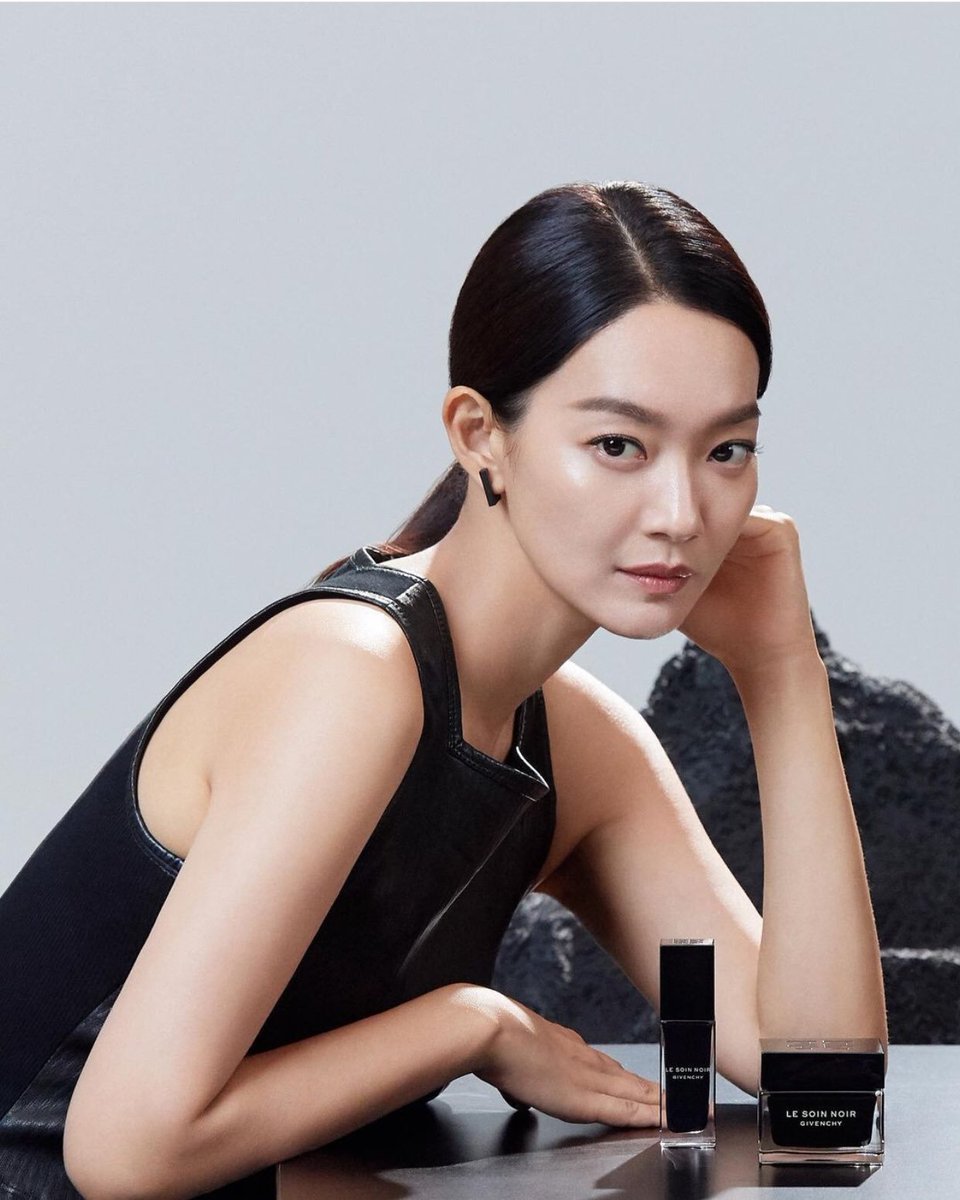 GimbapBlog2's tweet photo. #ShinMinAh est l'égérie de #Givenchi. https://t.co/O2JlXLYjBC