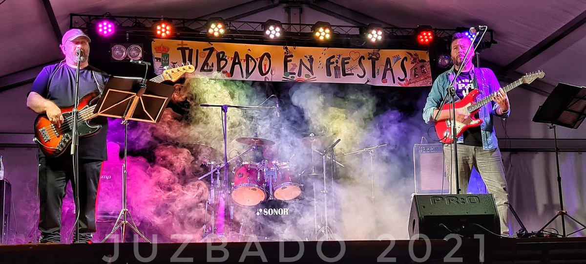 juzbadoayto's tweet photo. La banda de #RockAndRoll #Distritopop inunda de buena música española de los 80 y 90 la plaza de #Juzbado.  #Juzbado2021 #fiestasdeJuzbado #juzbadoenfiestas #SanMiguel #músicaespañola https://t.co/NV24Qx9wCO