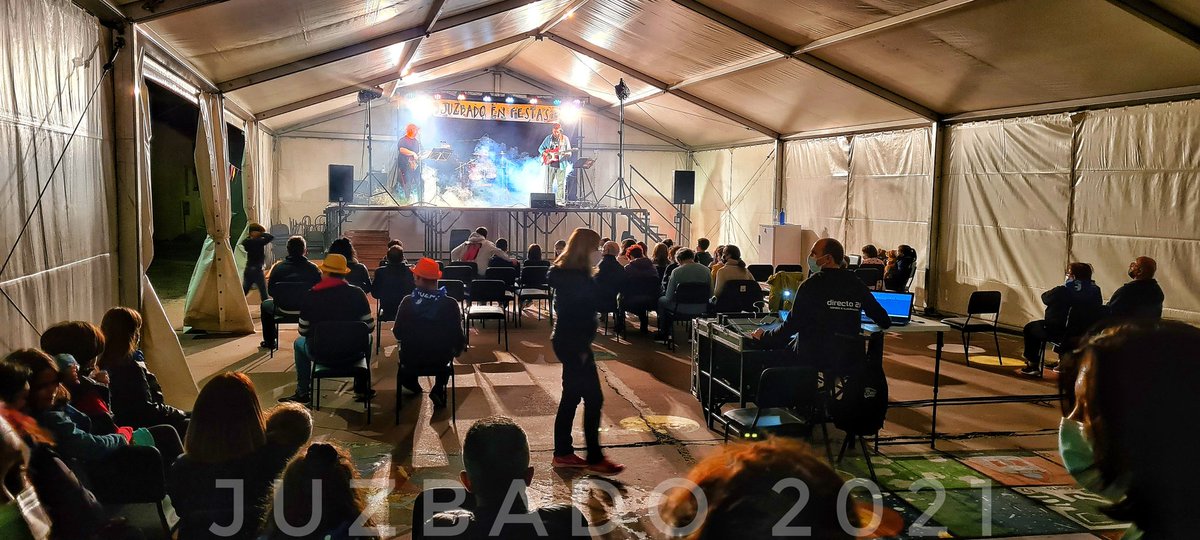 juzbadoayto's tweet photo. La banda de #RockAndRoll #Distritopop inunda de buena música española de los 80 y 90 la plaza de #Juzbado.  #Juzbado2021 #fiestasdeJuzbado #juzbadoenfiestas #SanMiguel #músicaespañola https://t.co/NV24Qx9wCO