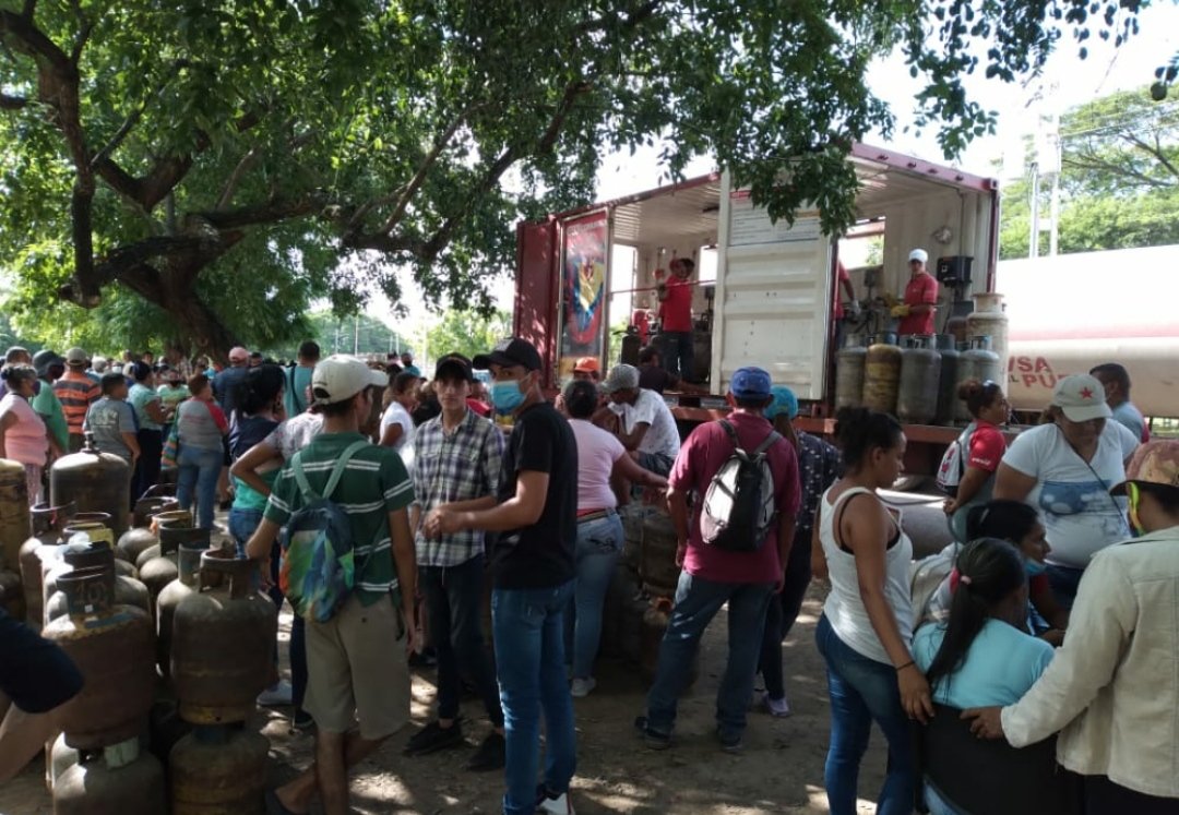 AIDELYSOYON's tweet photo. Continuamos trabajando para garantizarle al pueblo el buen vivir llevando a cabo en Barbacoas #Urdaneta un mega operativo de llenado de gas, dónde se benefició 23 consejos comunales de la Parroquia Barbacoas gracias a @CarylBertho @AraguaGasSa  @pdvsa_gas. Este #21Nov🚩venceremos https://t.co/yXAQK1XT4W