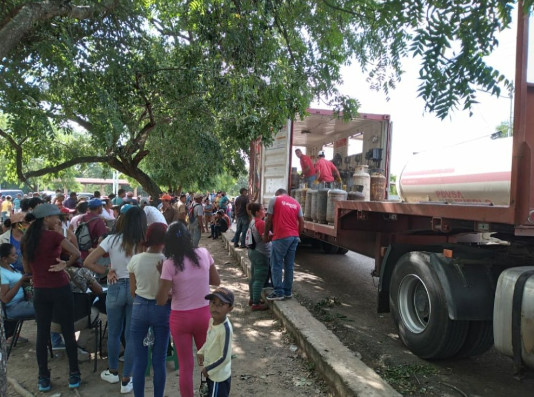 AIDELYSOYON's tweet photo. Continuamos trabajando para garantizarle al pueblo el buen vivir llevando a cabo en Barbacoas #Urdaneta un mega operativo de llenado de gas, dónde se benefició 23 consejos comunales de la Parroquia Barbacoas gracias a @CarylBertho @AraguaGasSa  @pdvsa_gas. Este #21Nov🚩venceremos https://t.co/yXAQK1XT4W