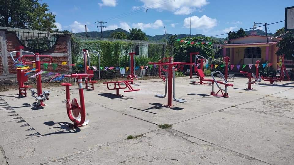 Para que las familias tengan más espacios de sano esparcimiento, entregamos gimnasios al aire libre en las comunidades de El Papayo y Aguas Blancas del municipio de Coyuca de Benítez.