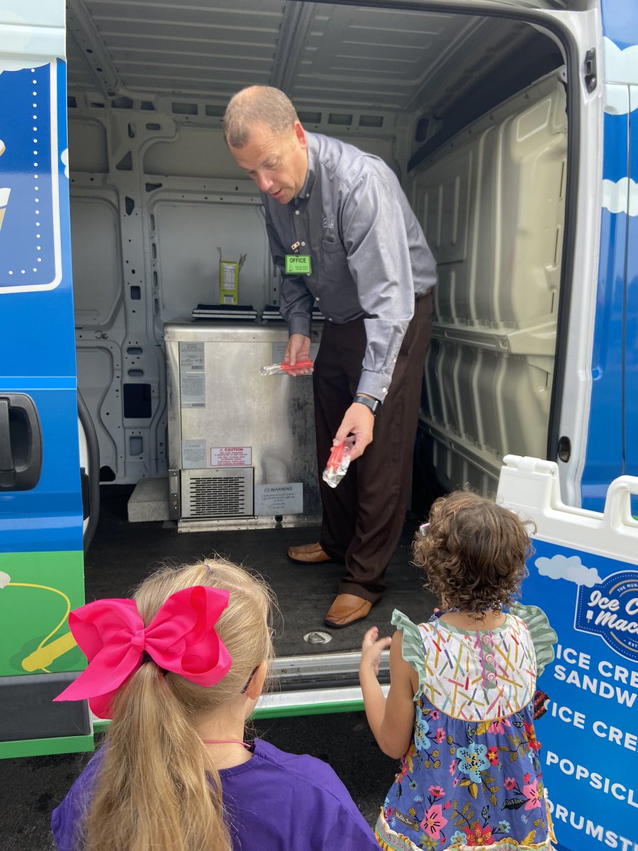 mrsbybeesclass's tweet photo. Ended community helper week with a bang and heard from everyone’s favorite banker @TStark202. We loved hearing about how @TheMurrayBank helps our community. Thankful for ALL our community helpers! @SouthwestLaker @CallowaySchools https://t.co/TmuraJUpWj