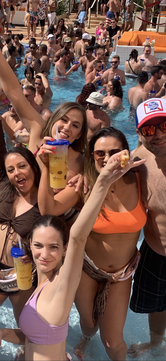 emilieerenn's tweet photo. It’s the chicken nugget &amp; my pinky out for me 😅 https://t.co/9YxSSXY3Uz