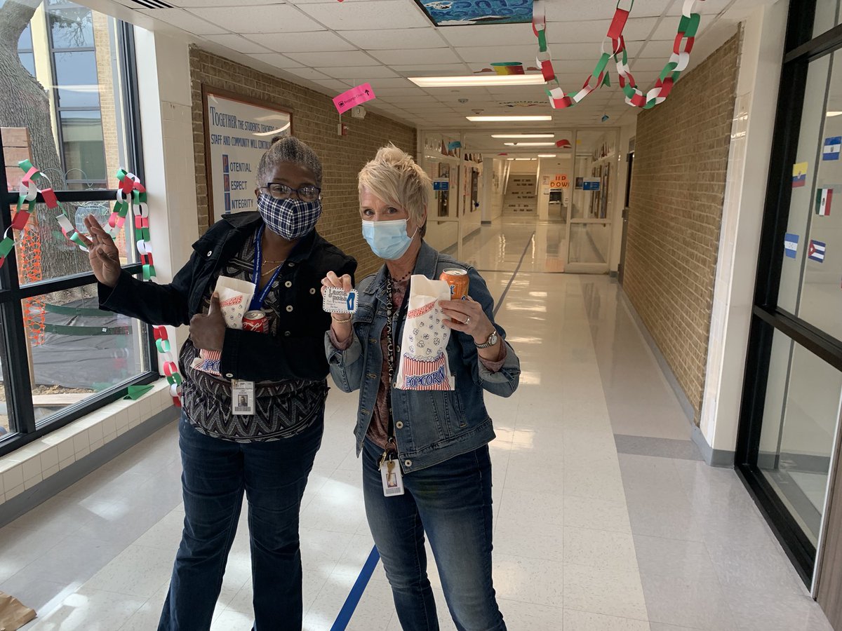 Mills16Ralph's tweet photo. We had to take care of the runners who made intersession a blast. What a great staff to work with during our Fall Intersession! #GISDintersession @JenGarciaOMS @PeralesIda @OBanion_Bisons https://t.co/0fPAk6tvMo