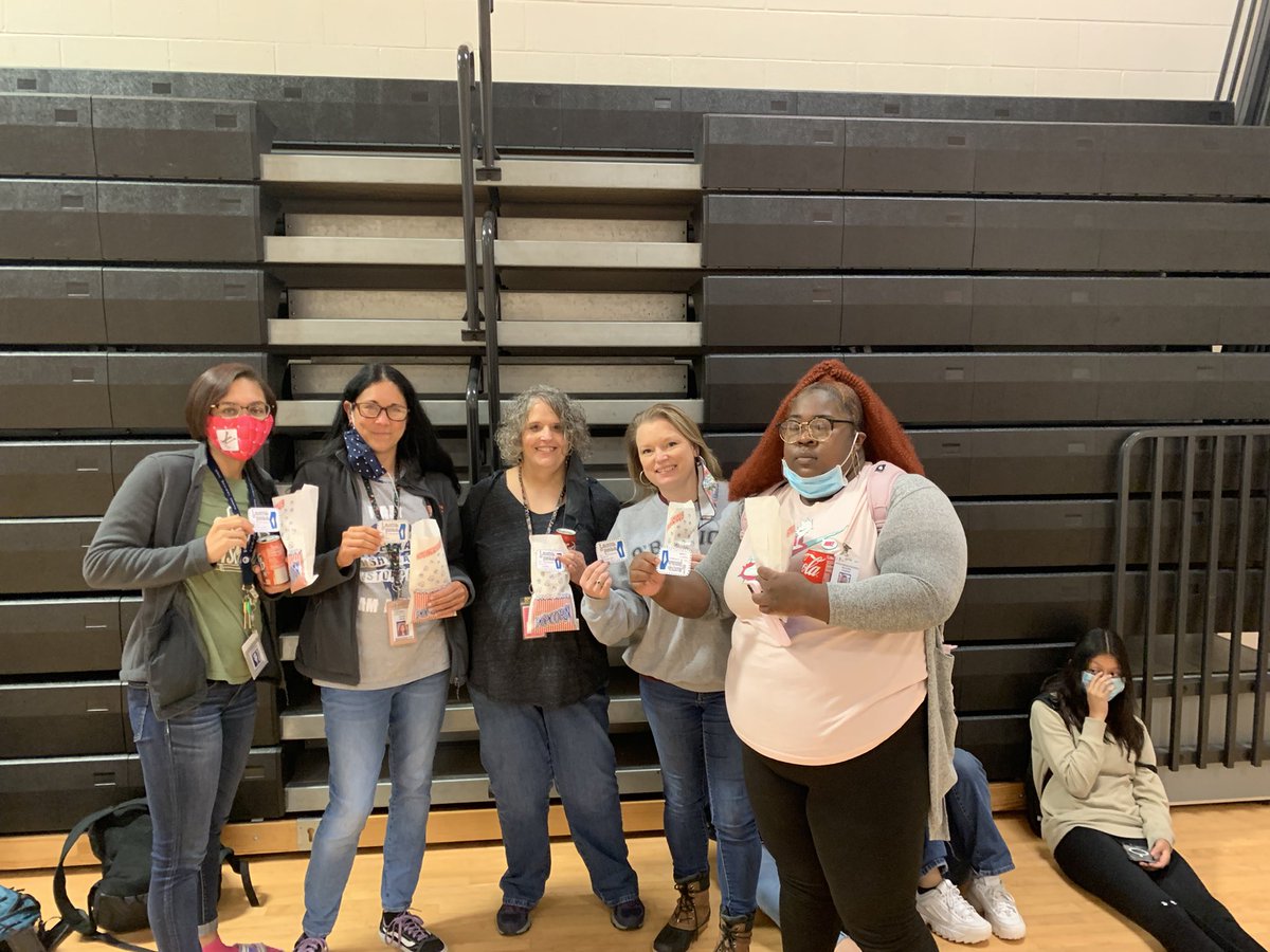 Mills16Ralph's tweet photo. We had to take care of the runners who made intersession a blast. What a great staff to work with during our Fall Intersession! #GISDintersession @JenGarciaOMS @PeralesIda @OBanion_Bisons https://t.co/0fPAk6tvMo