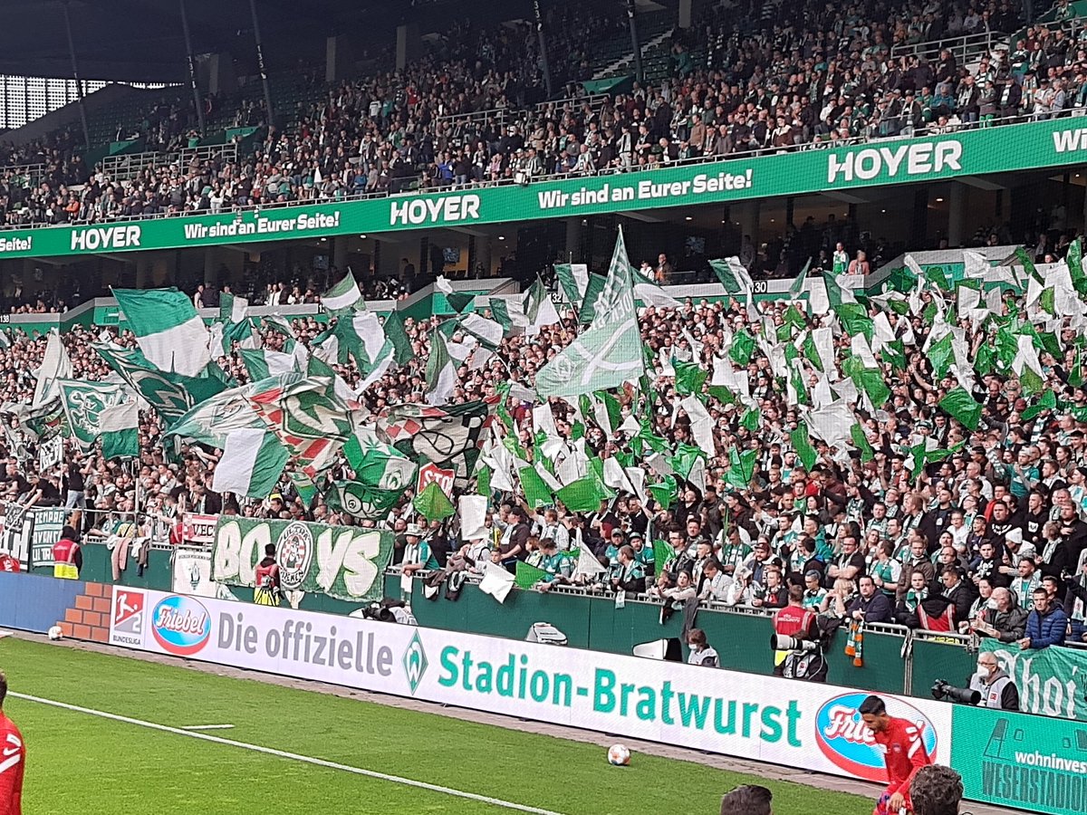 So viele Menschen auf ihren Plätzen wieder getroffen. Dieser Moment als die Ultras singend ins Stadion kamen! Und dann dieses Spiel! Danke #werder für diesen Abend! #SVWFCH