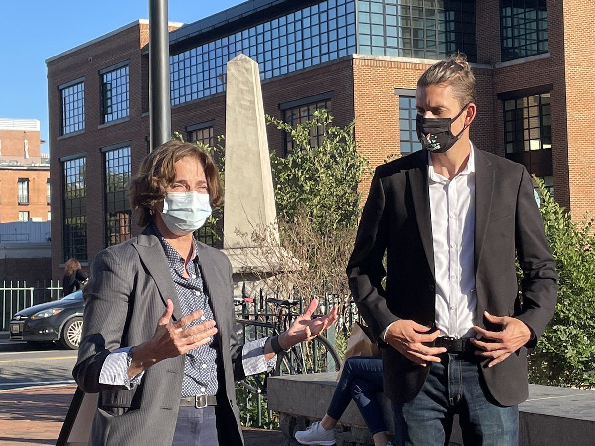 marycheh's tweet photo. The ivory market is opportunistic, and the lack of legal restrictions made DC an unwitting national hub for ivory sales. But not anymore.
Today marks the official close of the DC ivory market, and I am so thankful to @DCV4A for their advocacy in spreading the news.
#IvoryFreeDC https://t.co/F9QnQp72Xg