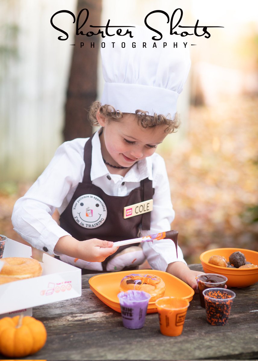 CNDrsek's tweet photo. When the 3 year old wants to be a "donut maker".......mama delivers. @dunkindonuts #dunkindonuts #Dunkin #dunkincostume #donutmaker https://t.co/7SrrHYKi7i