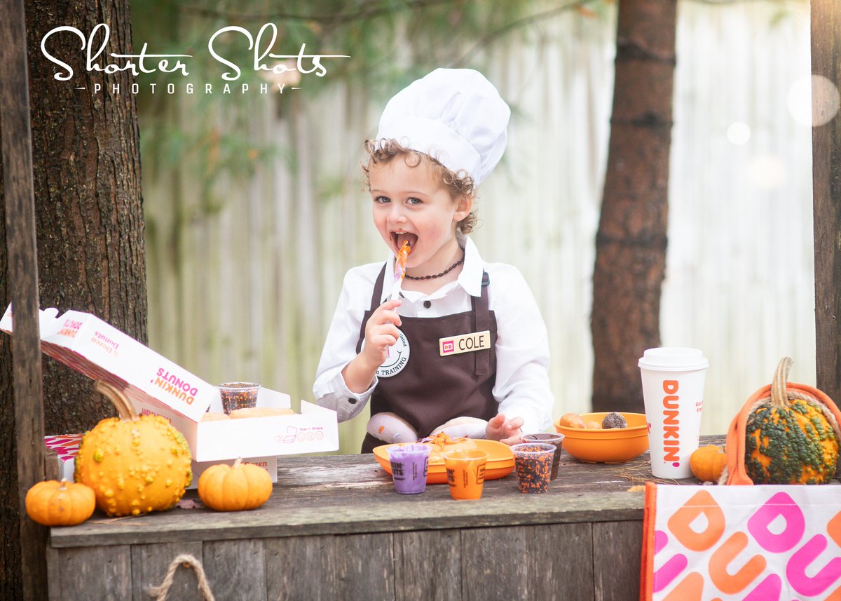 CNDrsek's tweet photo. When the 3 year old wants to be a "donut maker".......mama delivers. @dunkindonuts #dunkindonuts #Dunkin #dunkincostume #donutmaker https://t.co/7SrrHYKi7i