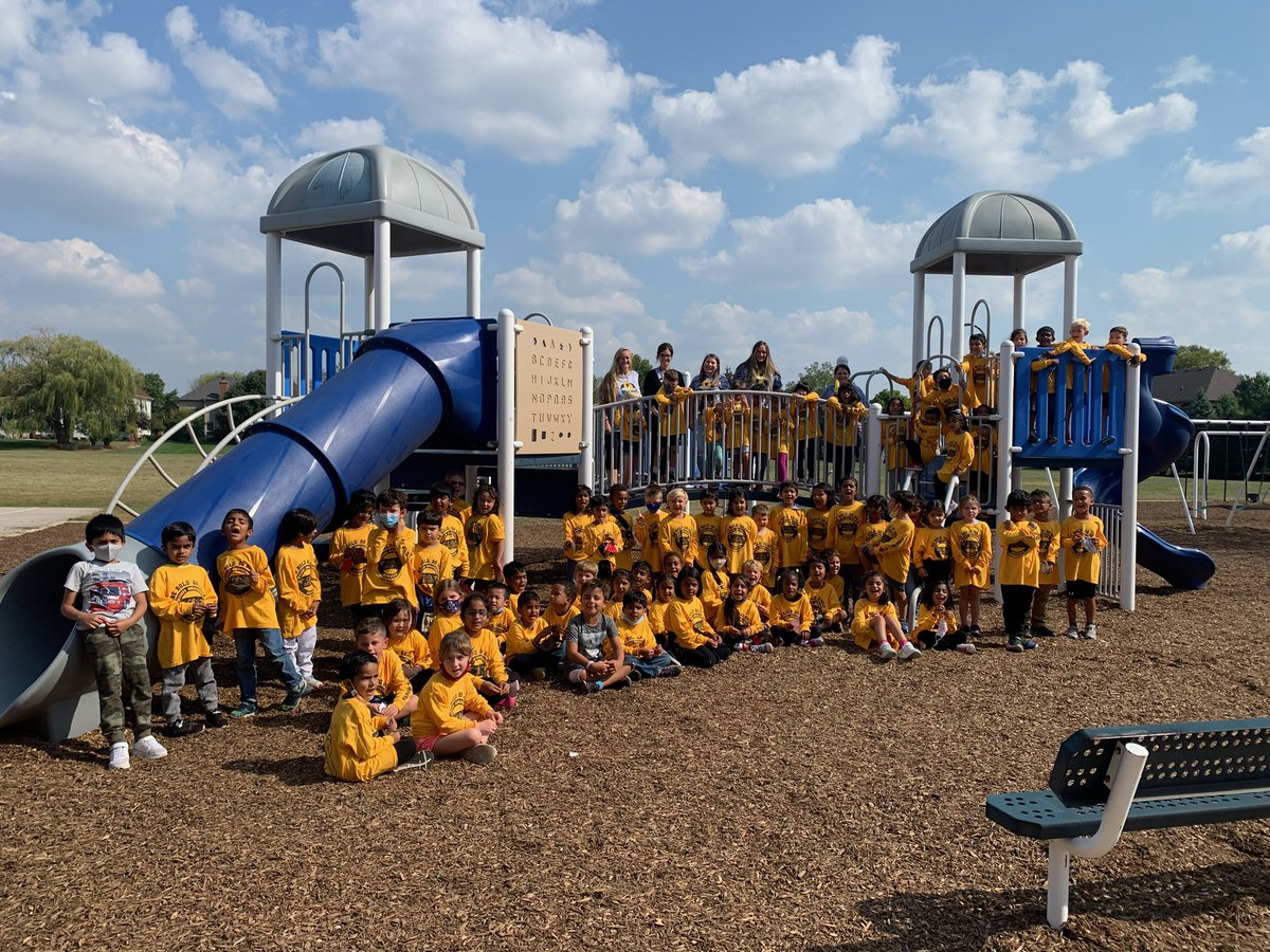 Ms_Chernitska's tweet photo. September was pediatric cancer awareness month! Kindergarten students at Fry celebrated kindness by making cards for children with pediatric cancer. Happy October! #ipsd204 #2gether204 https://t.co/AxoSSOnN8h