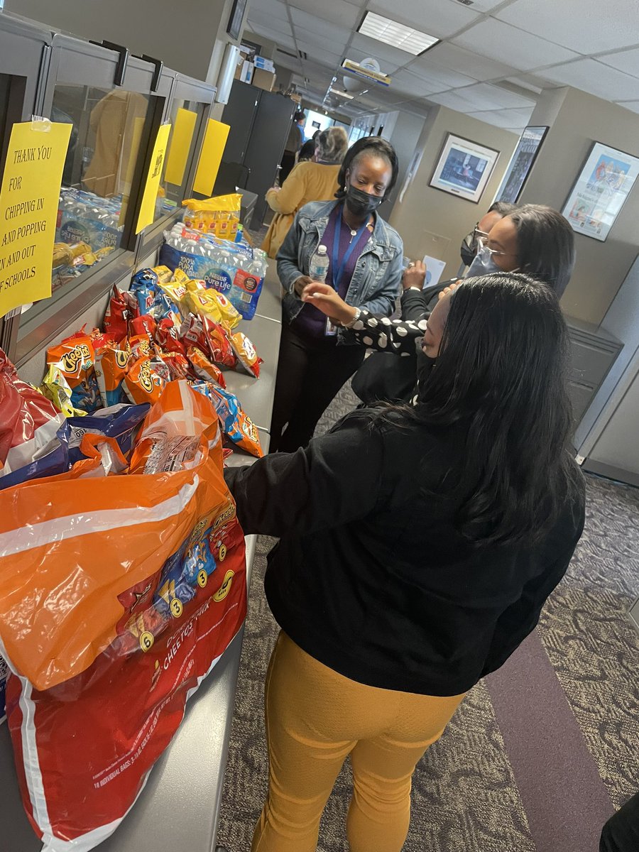 curr_dpscd's tweet photo. During our EOD Huddle we celebrated C&amp;I for “Chipping in and Popping in and out of Schools” this week.  This team has been awesome as they model best practice through excellence. 

We celebrated w/chips and pop. https://t.co/r1OpJZOTrI