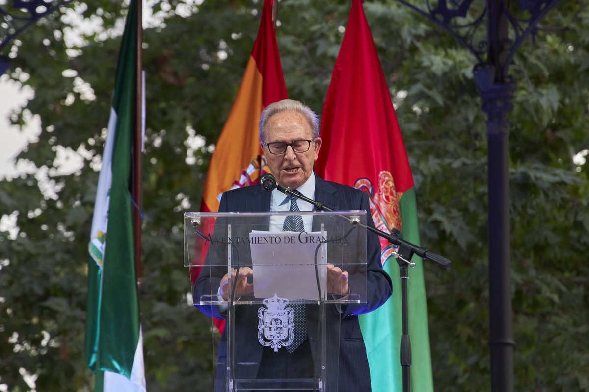 ferialibrogr's tweet photo. Algunas imágenes del primer día de feria y de su acto inaugural. Un día muy emotivo tras un año muy duro. ¡Gracias por vuestras palabras de aliento! https://t.co/rJBIHzJW1G