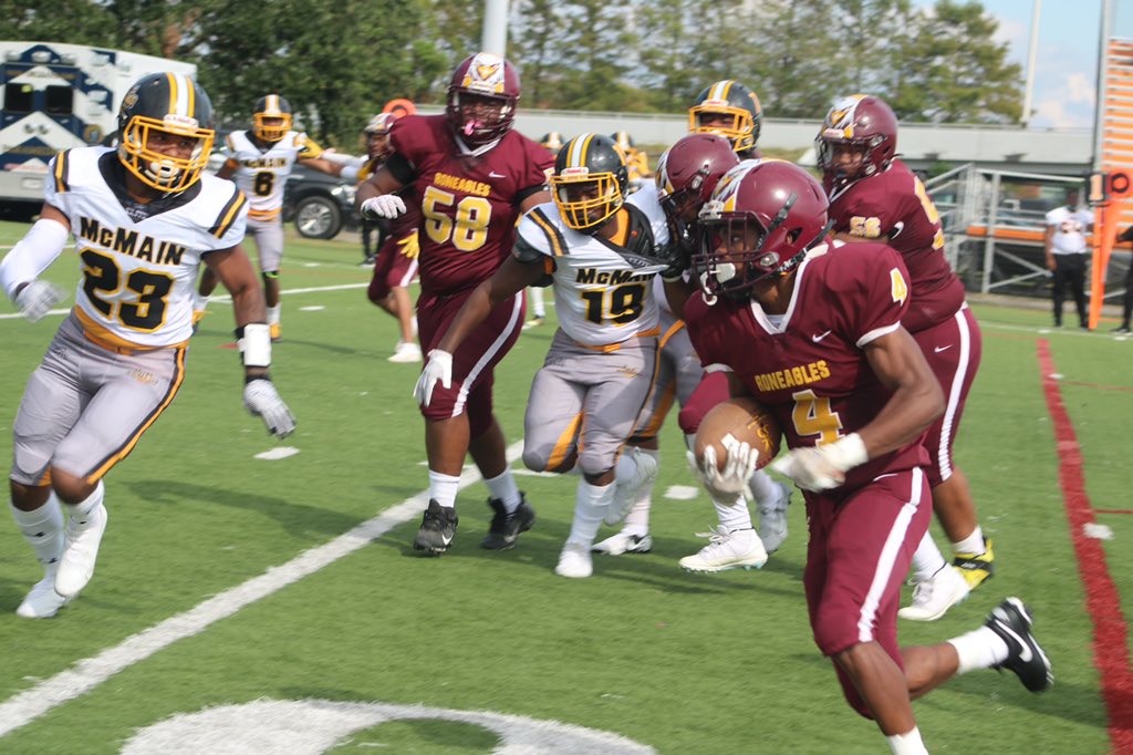 InspireNOLA's tweet photo. 📸 📸📸 At the beginning of the 4th quarter, @McDonogh35 leads @McMainMustangs 29-8. #InspireNOLA #NOLAprep https://t.co/oGCaRQejVh