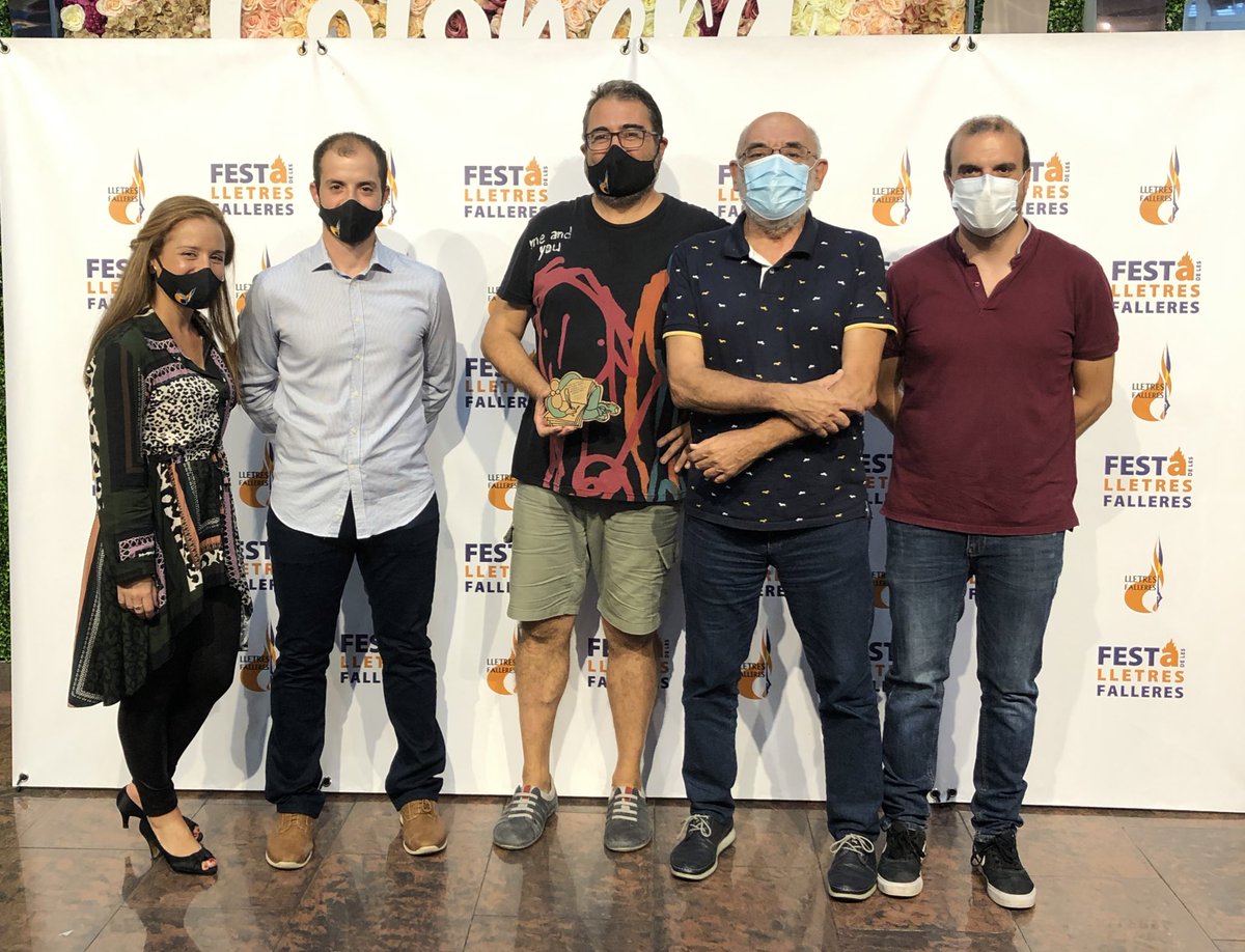 jolulave's tweet photo. 🔥 Els @AmicsOrtifus amb el mestre @Ortifus al capdavant i la presi de la Federació a la Festa de les Lletres Falleres 2021.
Seguim fent llibrets, seguim fent cultura !
#plf21 #flf21 https://t.co/0RYkBCXIoM