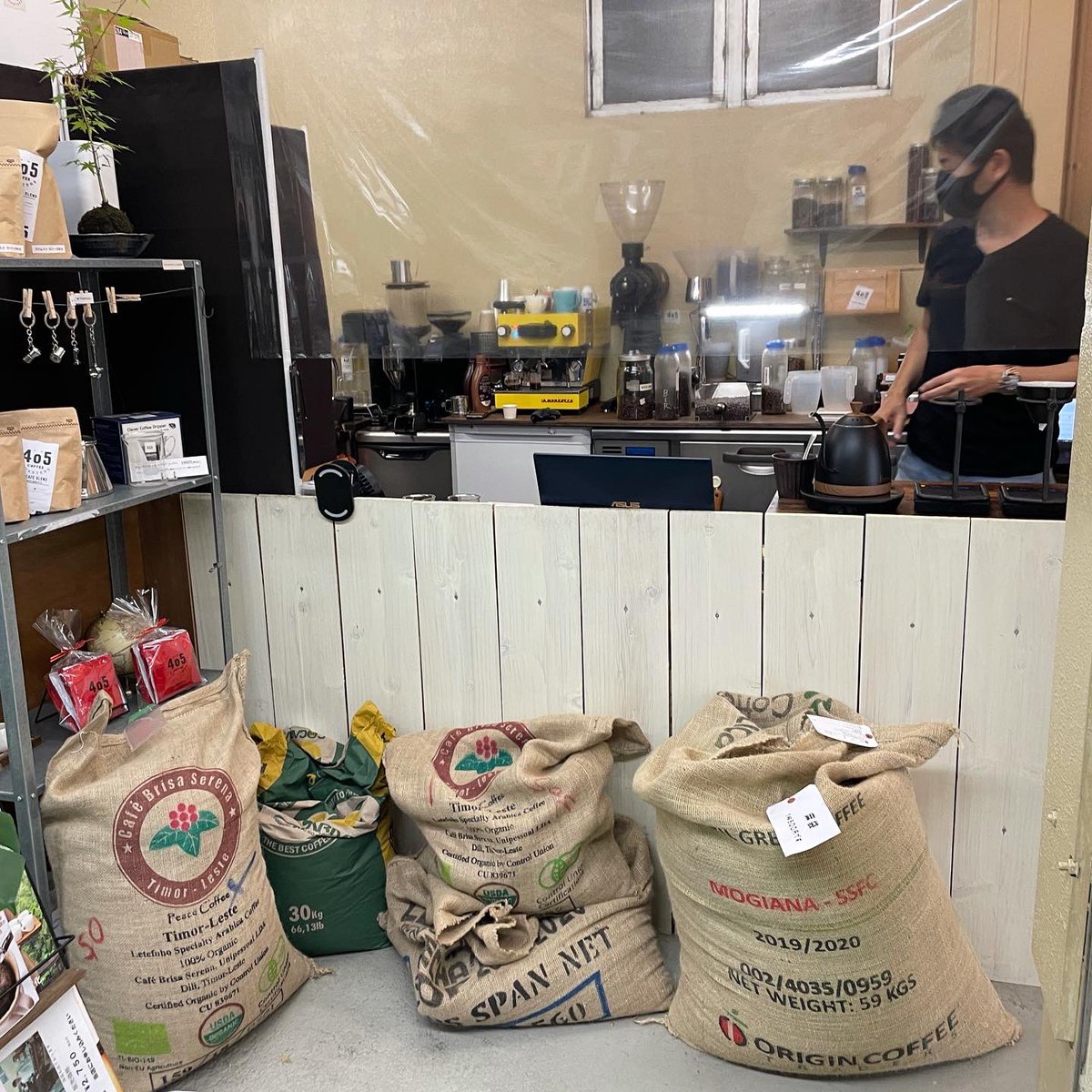 mikoyaSC's tweet photo. 一日遅れのコーヒーの日☕️
いつも当店に美味しい豆を挽いてくれている#405_coffee_roasterさん☕️ありがとうございます🙇♀️
オープン時から変わらぬ食後の至福と余韻を演出してくれています😌🍀
Curryのあとはcoffeeで至福のお時間を💁♀️✨
#405coffee
#食後のコーヒー
#綱島
#発酵スープカレーミコヤ https://t.co/0HUwq75cLC