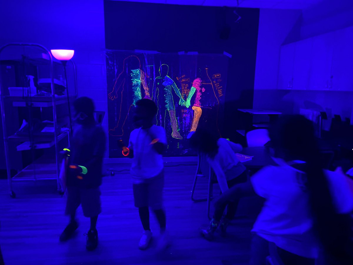 texasmaestramsg's tweet photo. Whoo what an awesome week we’ve had! We spent all week learning about measuring in inches. Today, we finalized our project Measuring Heights Project and ended our day with our glow measurement comparison activity! ❤️
#duallanguage #iteachsecondgrade @HumbleISD_HE https://t.co/YuIDaxhCyj