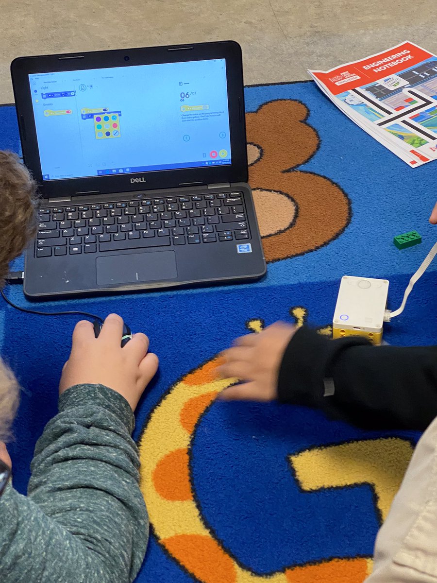 ResistHuman12's tweet photo. Students learning how the motor and sensors work @loesshillselem @firstlegoleague #SCCSD https://t.co/LLiQVoXEPI