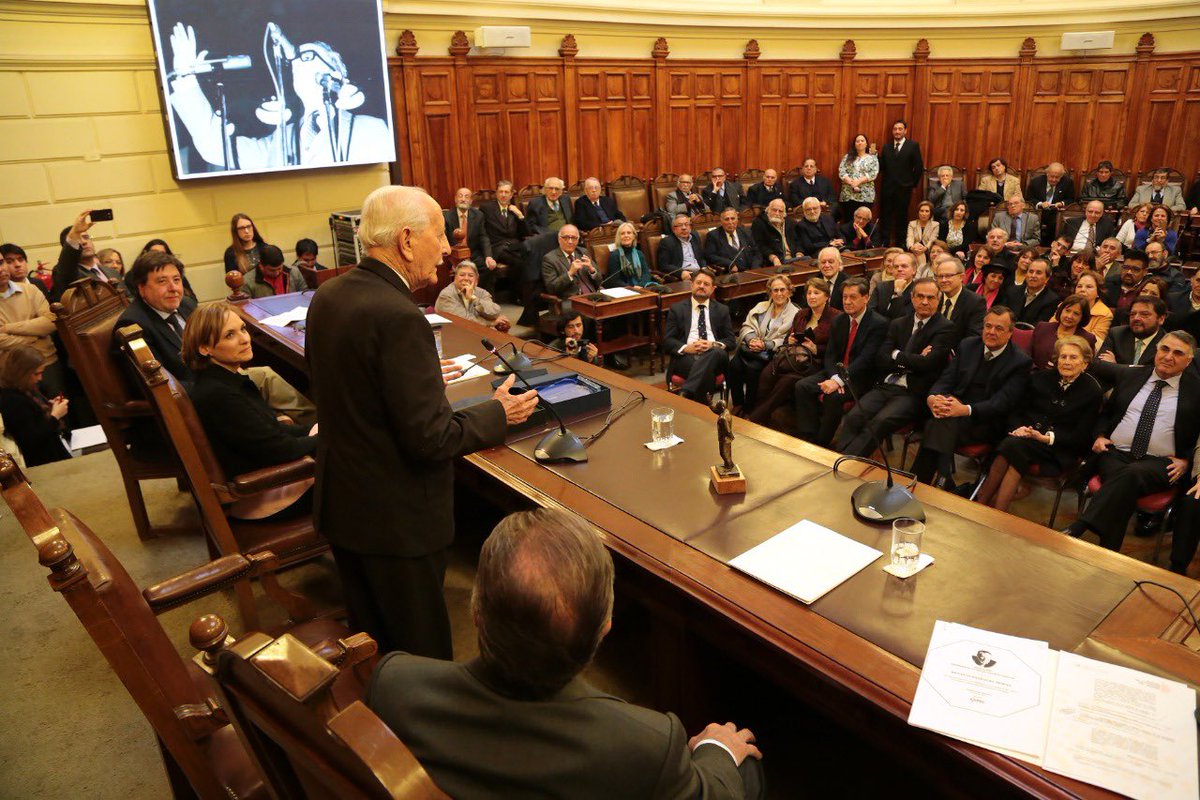 Senado_Chile's tweet photo. 📍Hoy falleció a los 104 años el Ex Senador por la Región del Biobío, Malleco y Cautín, Renán Fuentealba, abogado y uno de los fundadores de la Democracia Cristiana.

Fue diputado e Intendente de la Región de Coquimbo. Enviamos nuestras condolencias a su familia y seres queridos. https://t.co/2MjmGpXRvH