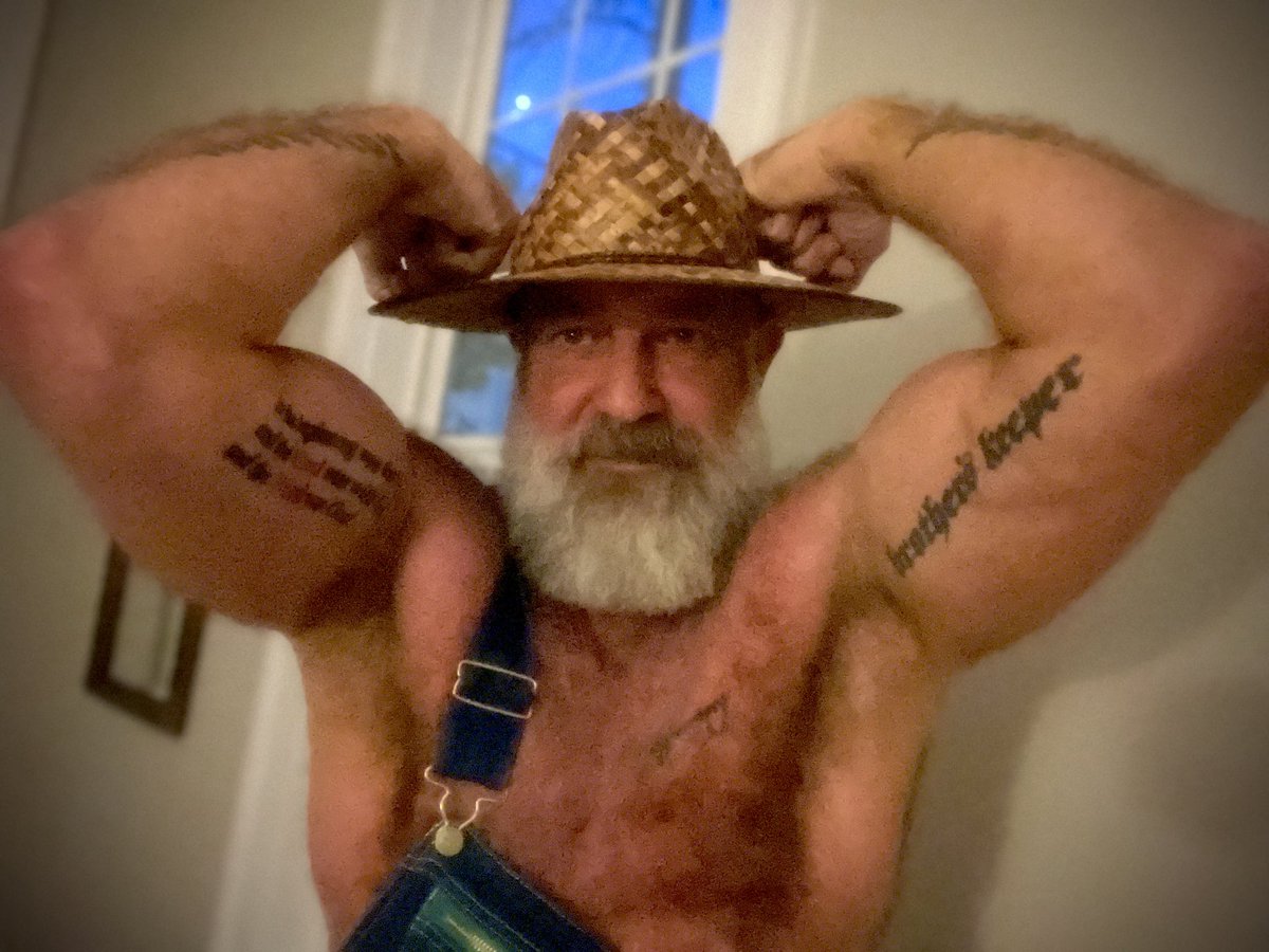 JeffKey's tweet photo. BONJOUR DE LA NOUVELLE ORLรANS
The-Jeff_Key on Instagram
#NOLA #NewOrleans #TheBigEasy #Rednecks #CountryBoys #SouthernMen#Cowboys #AlphaMen #AlphaMale #BeardedBears #GayMuscle #DadFit #Beards #MenWithBeards #FearTheBeard #Muscle #Marine #USMC #GayGym #Daddy #MuscleBears https://t.co/xXuVBhJgqQ