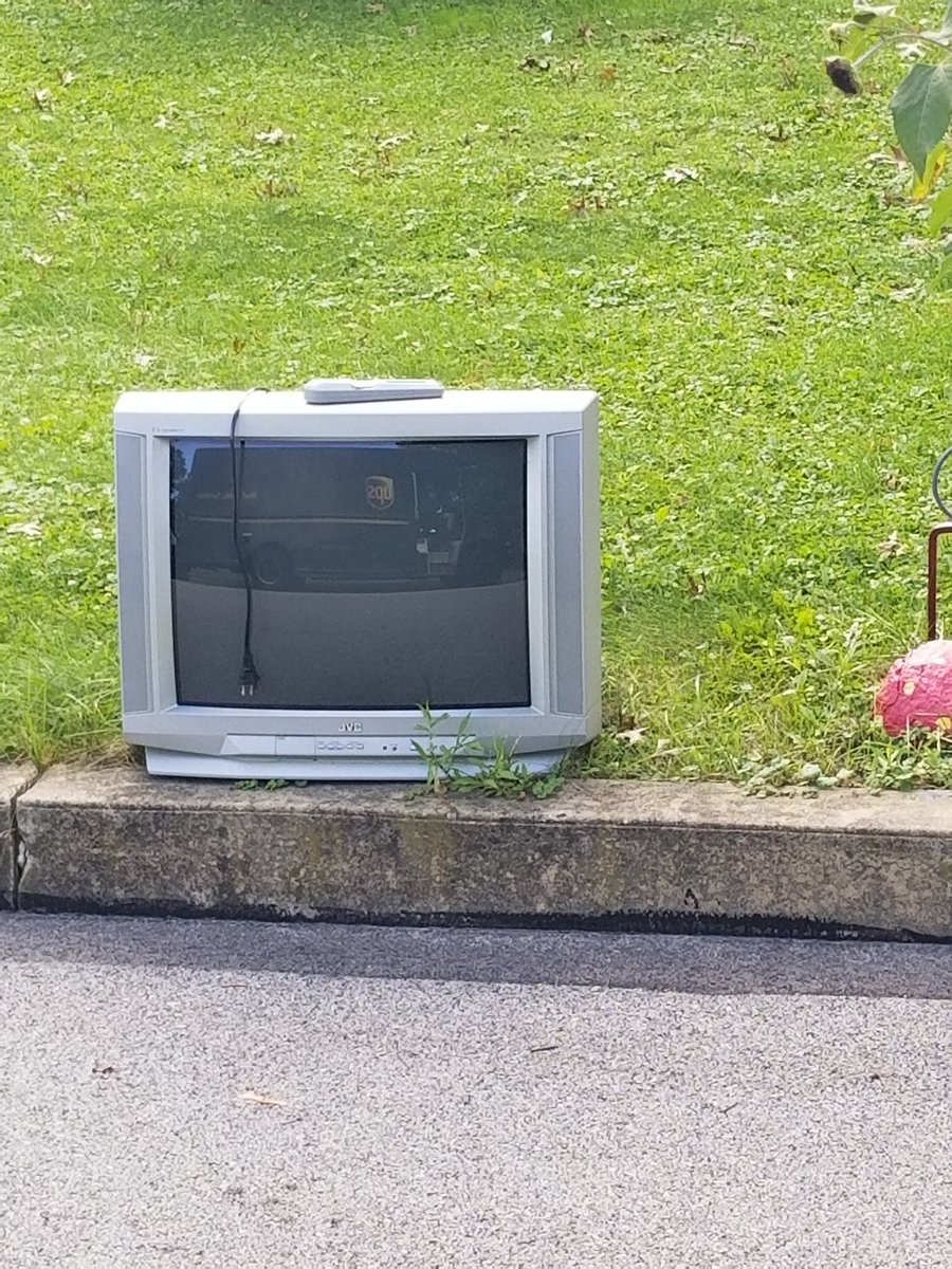 Told my kids I was on TV today while on my route. They got SUPER excited. I then showed them this picture and told them to look closely. They were not amused. 😂🤣🙃 @ups