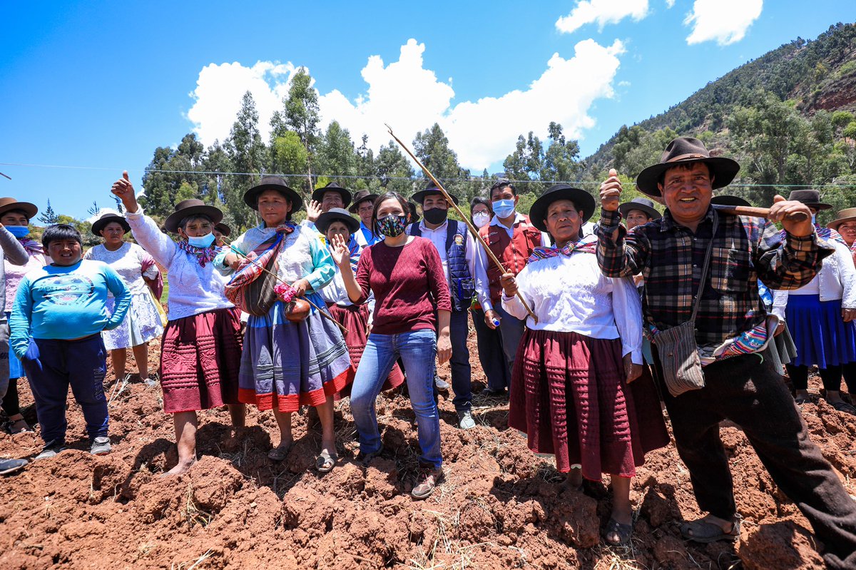 anahidurandg's tweet photo. Hoy estuve en Socos #Ayacucho escuchando a la población y presentando nuestras propuestas. Compartimos con las mujeres que trabajan la tierra junto a sus familias y esperan una #SegundaReformaAgraria qe dinamice la producción y asegure vida digna (y me enseñaron a sembrar maíz☺️ https://t.co/oIxuT8CKEu