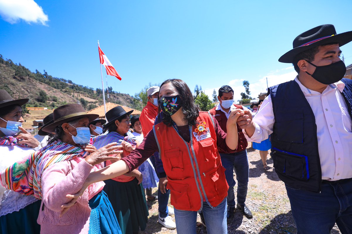 anahidurandg's tweet photo. Hoy estuve en Socos #Ayacucho escuchando a la población y presentando nuestras propuestas. Compartimos con las mujeres que trabajan la tierra junto a sus familias y esperan una #SegundaReformaAgraria qe dinamice la producción y asegure vida digna (y me enseñaron a sembrar maíz☺️ https://t.co/oIxuT8CKEu