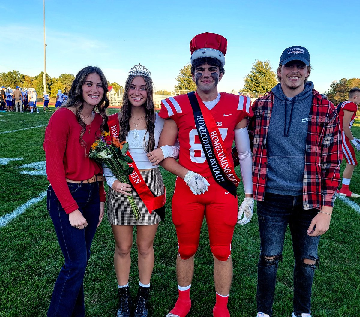 Falcon_update's tweet photo. Congratulations to the 2021 Homecoming Queen &amp; King: Mary Dempsey and Gary Uhler
Thanks for coming home Madison &amp; Jack! ❤🤍
@MrsKeenerFHS @RClaricoAP @FLSDSuper #FirelandsFalcons https://t.co/fzGULhEM0S