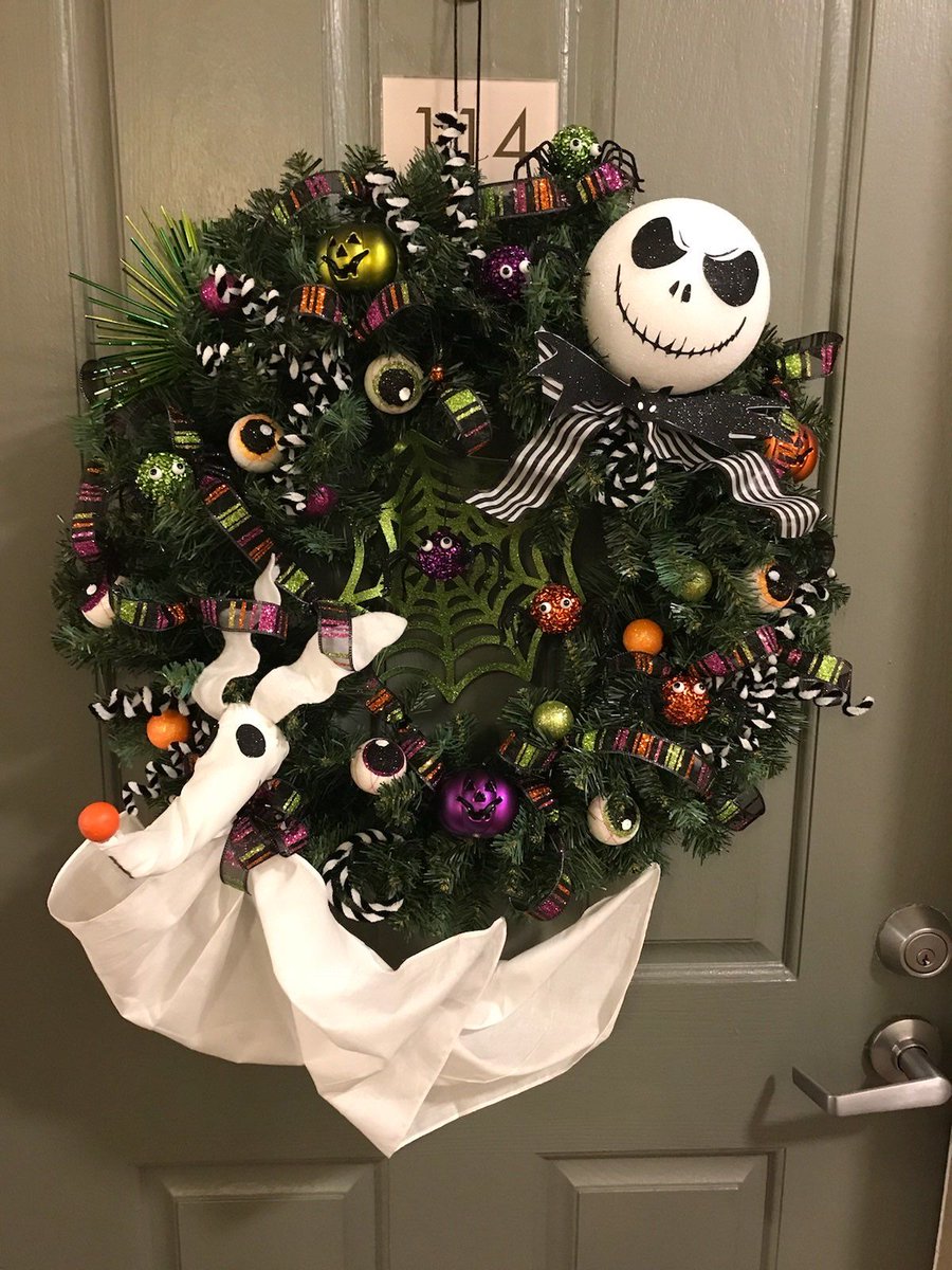 northendmakers's tweet photo. There's still a couple spots left in both Halloween wreath making classes! Traci's workshops are notorious for being a TON of fun, and you will be the envy of your neighborhood. https://t.co/VpAiHQRpZD #seattleevent #halloween #nightmarebeforexmas #seattlemakers https://t.co/iWp5VADb5a